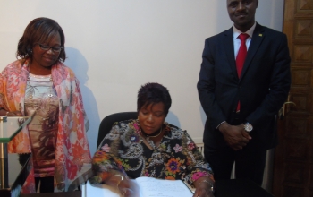 Signature du Livre d'Or de l'Ambassade par Mme ADANLETE LAWSON Akuélé