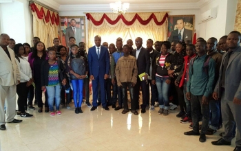 Photo d'ensemble du personnel de l'Ambassade et les nouveaux étudiants