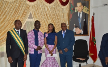 Pose photo officielle du Couple NAMPERE et l'Officiant Monsieur Koudjo ADANOU, Chargé d'Affaires a.i.