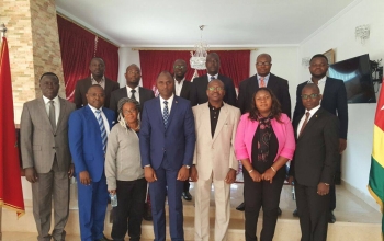 Photo d'ensemble de la délégation du Ministère de la Justice et le personnel de l'Ambassade
