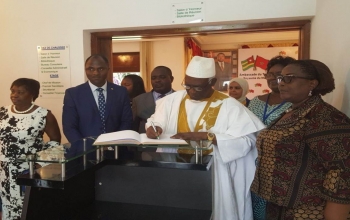 Signature du Livre d'Or de l'Ambassade par S.E.M Dama DRAMANI, Président de l’Assemblée Nationale Togolaise