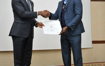 Le Chargé d'Affaires, Monsieur Koudjo ADANOU et un impétrant