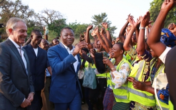 SEM Faure E. Gnassingbé et Tony Blair à la rencontre du Togo profond