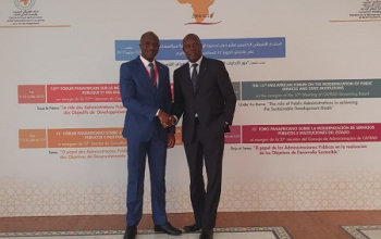 Le Chargé d'Affaires et le Dr Roger ATINDEHOU