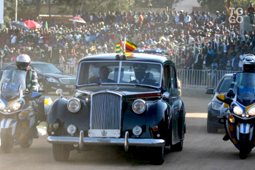 Les présidents du Zimbabwe et du Togo à leur arrivée à la ZITF