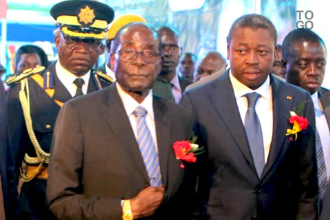 MM. Mugabe et Gnassingbé parcourent les stands