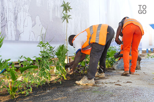  Les jardiniers de la ville de Lomé mettent la touche finale avant le sommet 