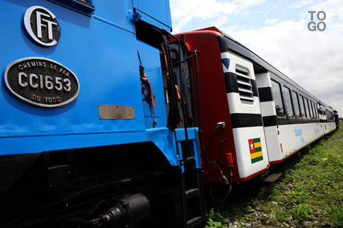  Une rame de la Blue Line à la gare de Lomé 