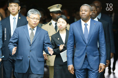 Faure Gnassingbé visite le siège de Poly Group à Pékin