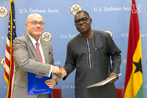  Robert P. Jackson, ambassadeur des Etats-Unis au Ghana et Charles Sena Ayenu 