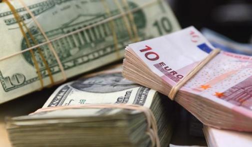  Des liasses de billets d'euros et de dollars | Ph: AFP