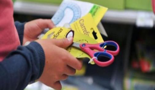  Un enfant tient dans ses mains des fournitures scolaires | AFP