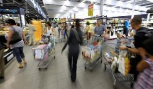  Des personnes font leurs courses dans un supermarché. | Ph: AFP